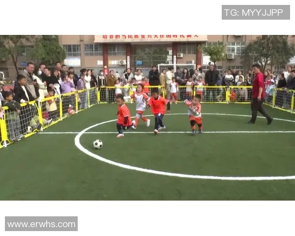 两小孩热情点名心目中的足球明星展现童真与梦想